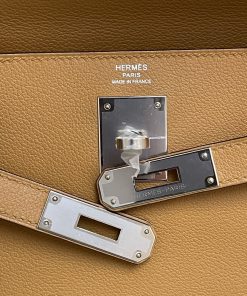 Alternative view of Hermes Kelly 28 Caramel (interior Rose D'ete) Evercolor
