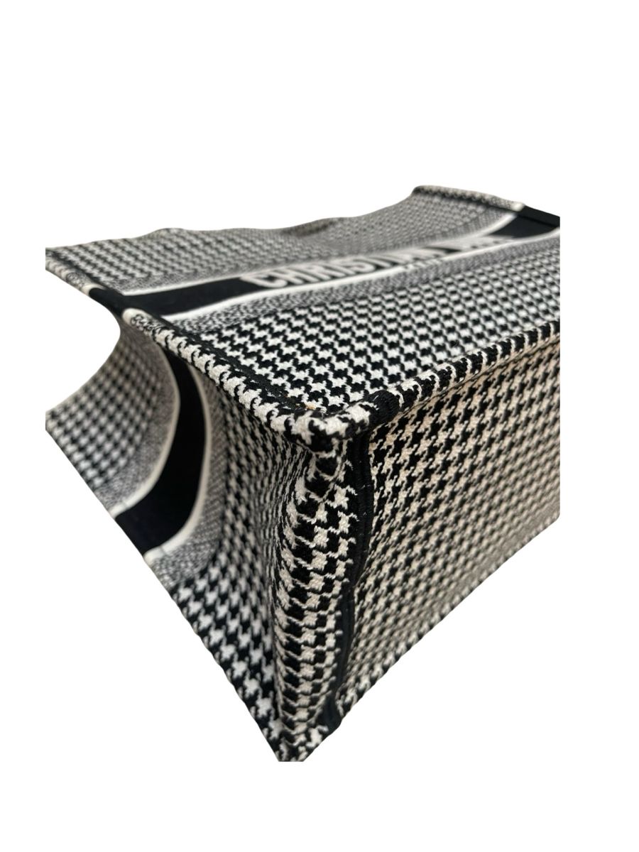 Dior Book Tote Medium - Image 11